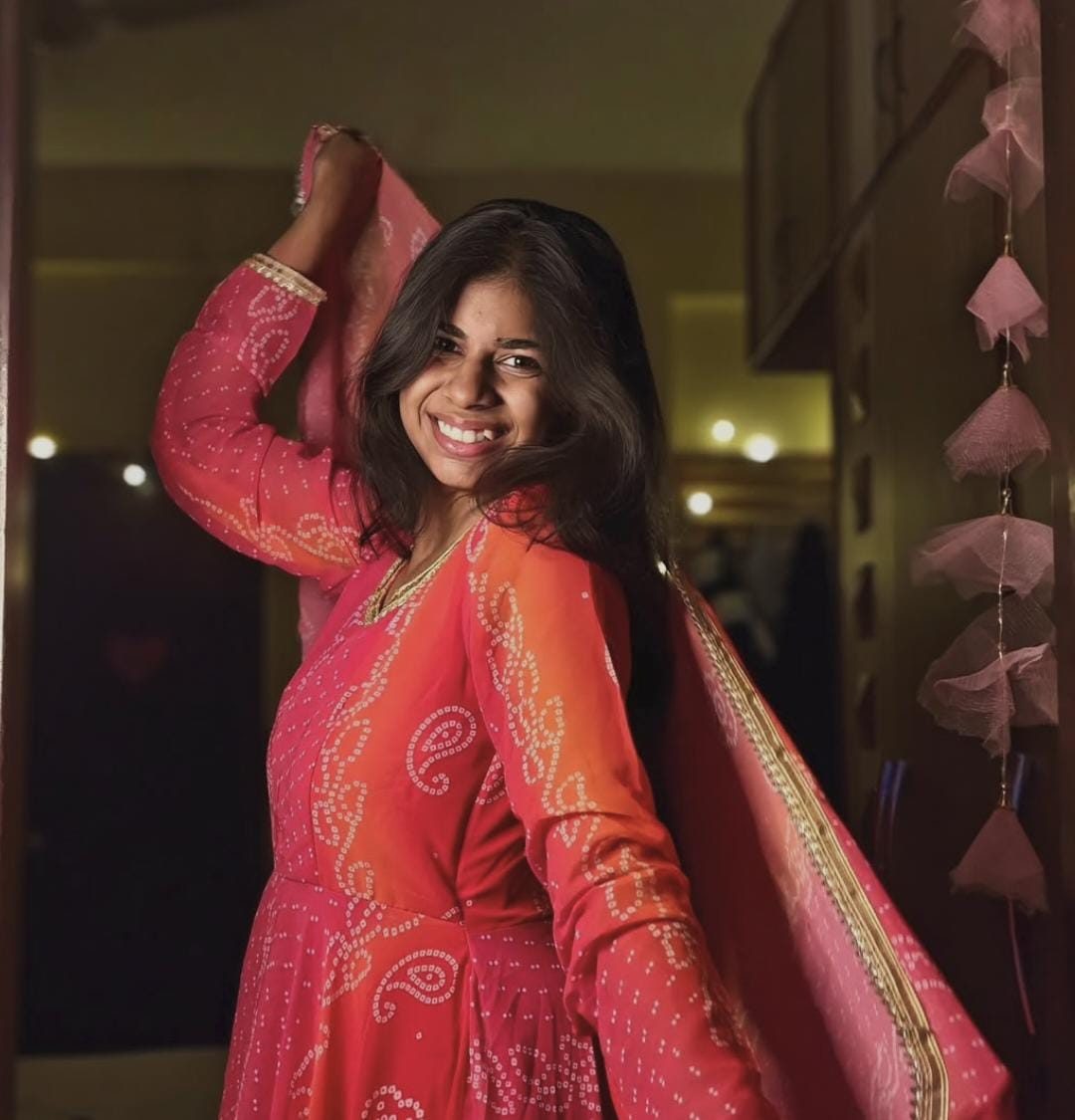 Bandhani, mid-twirl